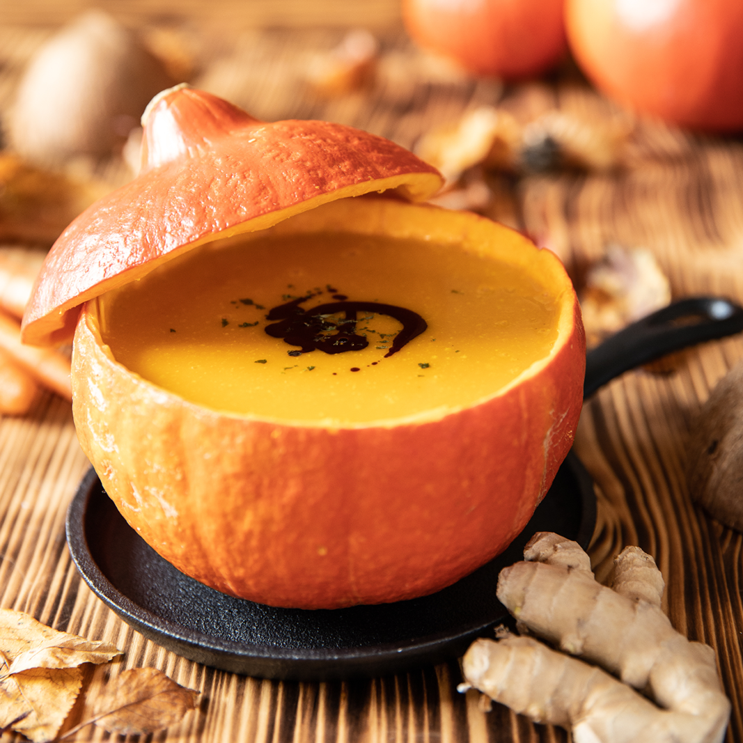 Hokkaido-Kürbis-Suppe mit Ingwer, Kokosmilch und Orange Hokkaido-Kürbis-Suppe mit Ingwer, Kokosmilch und Orange